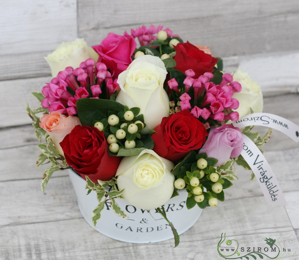 Virágküldés Budapest - Asztaldísz bouvardiával és rózsával (vörös, rózsaszín, fehér), esküvő
