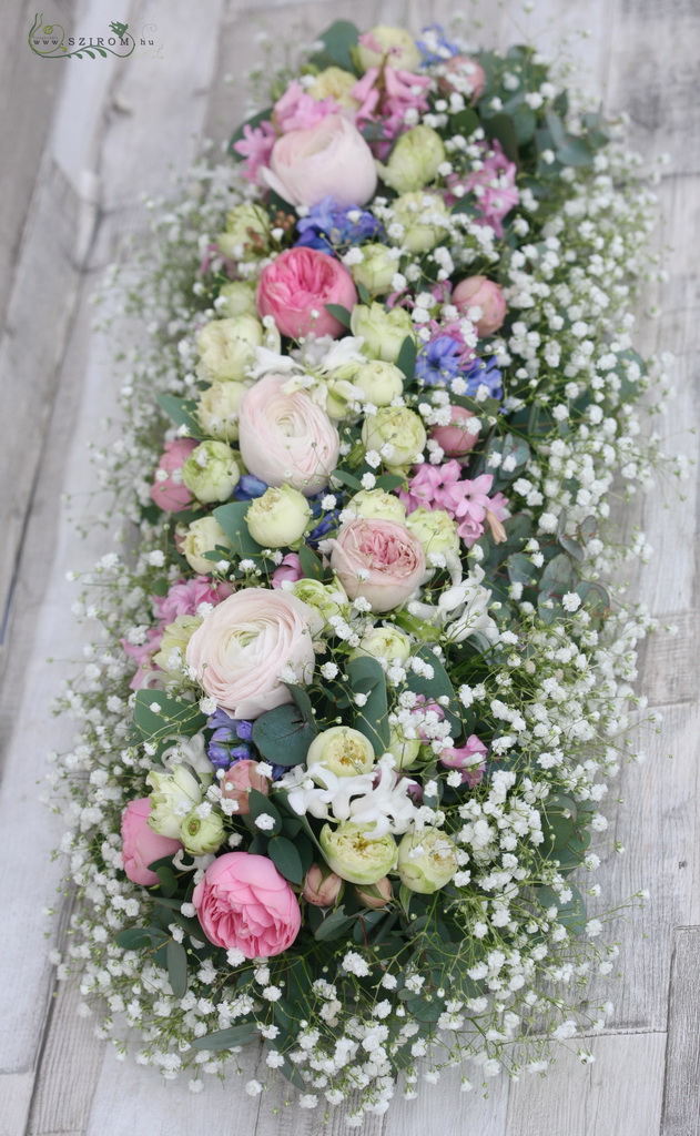 Virágküldés Budapest - Főasztaldísz pasztell virágokkal, rezgővel, Gundel (fehér, kék, rózsaszín, rózsa, angol rózsa, boglárka, jácint, rezgő), esküvő