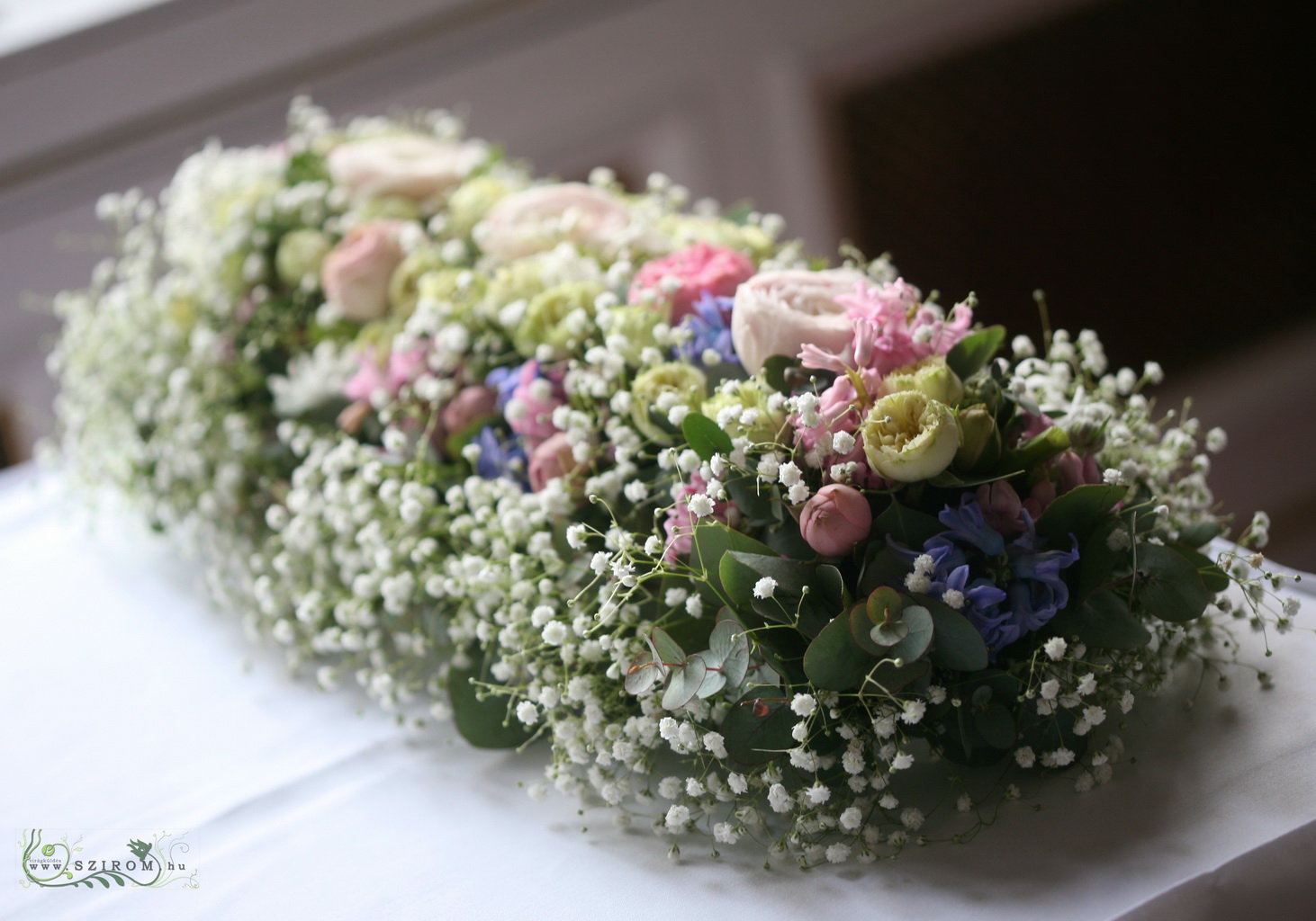 Virágküldés Budapest - Főasztaldísz pasztell virágokkal, rezgővel, Gundel (fehér, kék, rózsaszín, rózsa, angol rózsa, boglárka, jácint, rezgő), esküvő