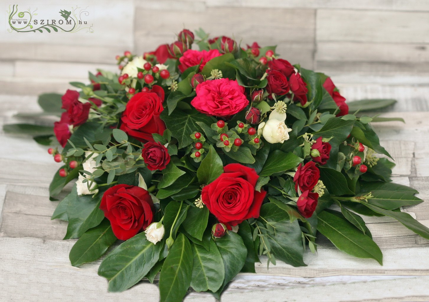 Virágküldés Budapest - Főasztaldísz vörös rózsából , bokros rózsából (vörös), esküvő