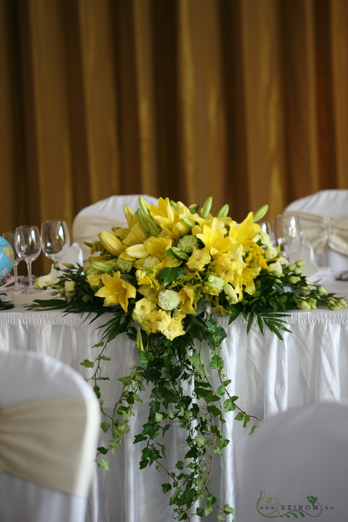 Virágküldés Budapest - Főasztaldísz ázsiai liliommal, Marriott (szegfű, liziantusz, kardvirág, krizantém, sárga)), esküvő