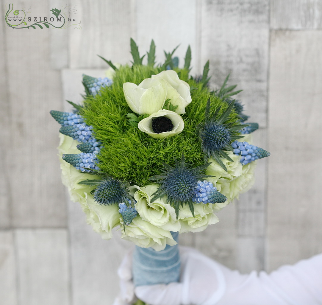 Menyasszonyi csokor zöld gombóc (dianthus temarisou, muscari, anemone) kék, fehér