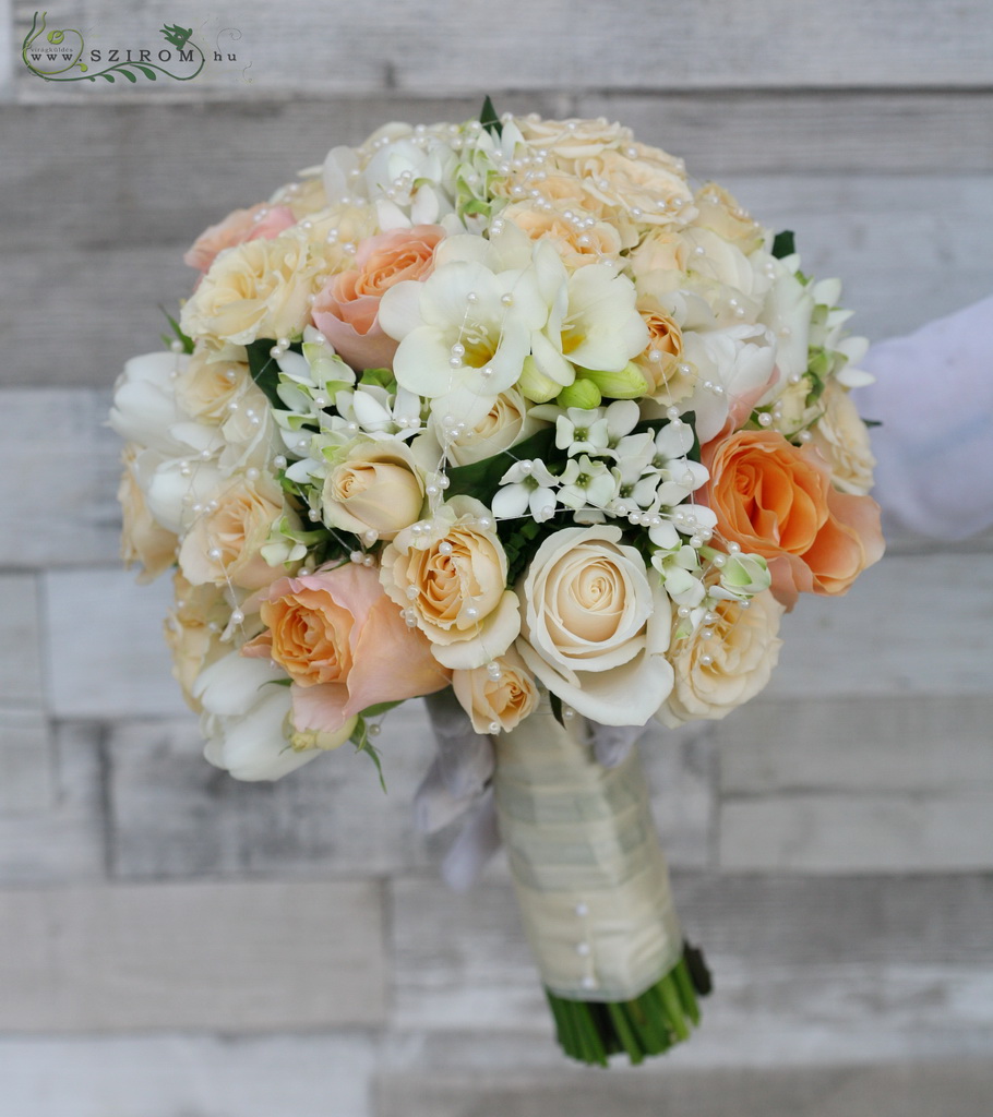 Menyasszonyi csokor barack rózsával, fehér bouvardiával , tulipánnal és fréziával (fehér, barack)