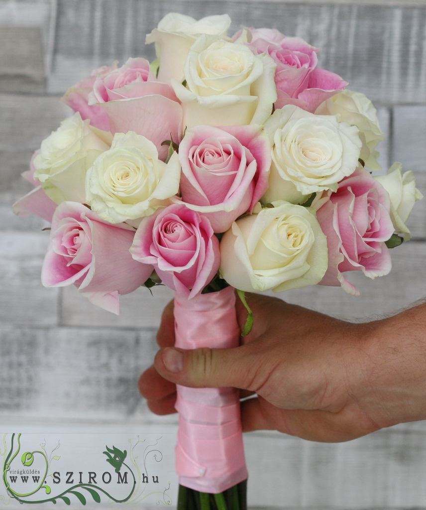 Menyasszonyi csokor rózsaszín és fehér rózsa