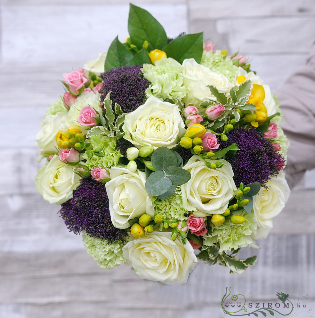 Menyasszonyi csokor (rózsa, frézia, szegfű, trachelium, lila, fehér sárga