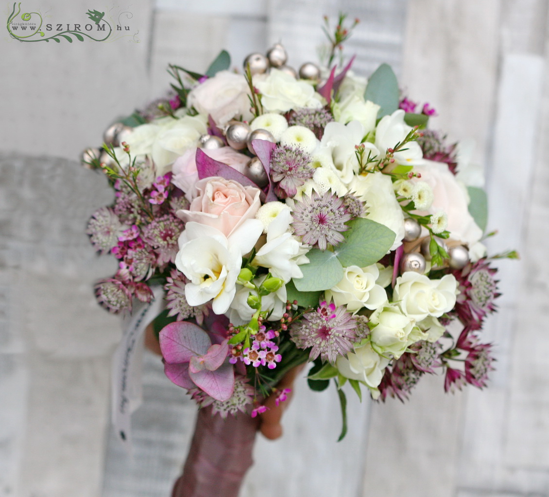 Menyasszonyi csokor lila csillagvirággal (rózsa, frézia, matricaria, wax, fehér, lila)