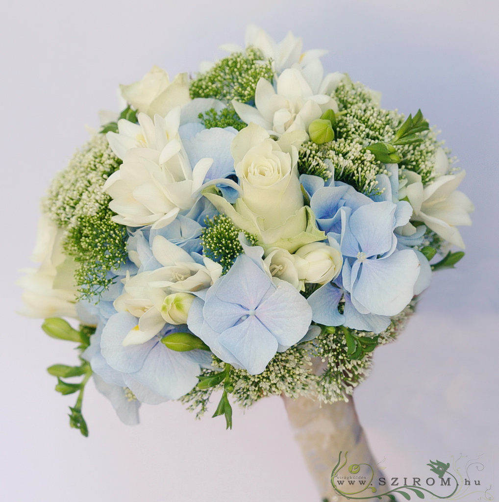 Menyasszonyi csokor kék hortenziával, fehér rózsával és fréziával