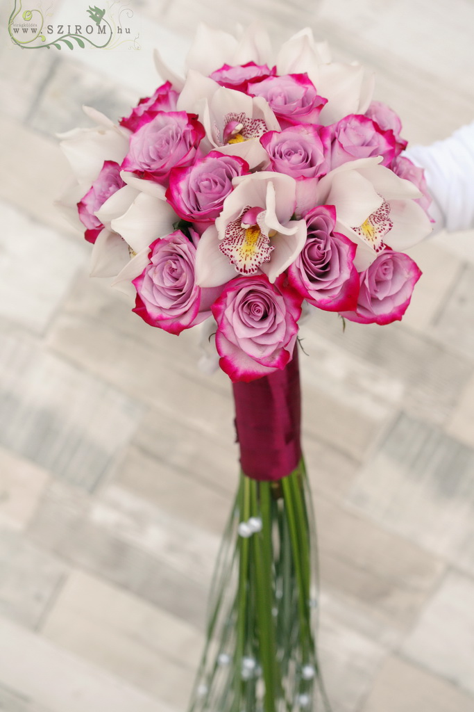 Menyasszonyi csokor lila rózsával, fehér orchideával, macifű farokkal