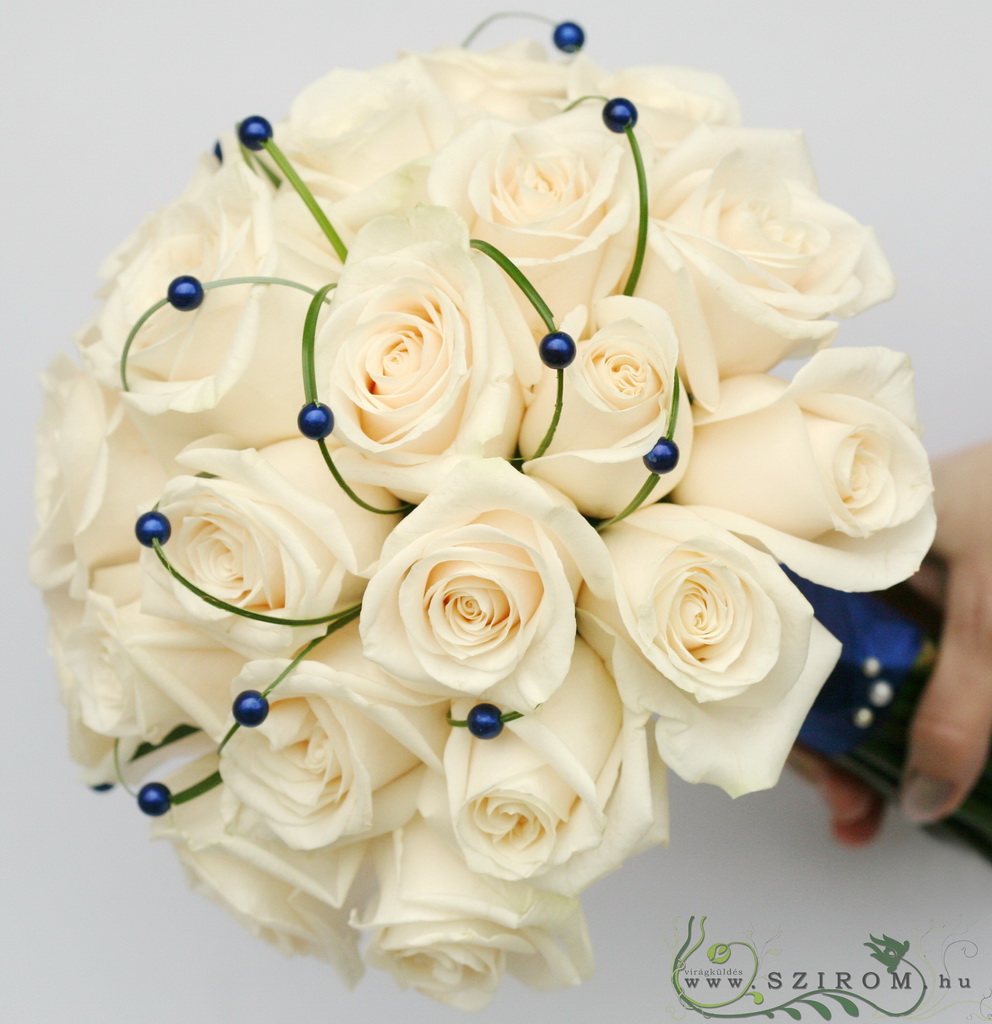Menyasszonyi csokor krém rózsával, kék gyönggyel