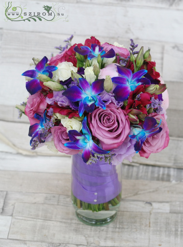 Menyasszonyi csokor lila rózsával, kék orchideával