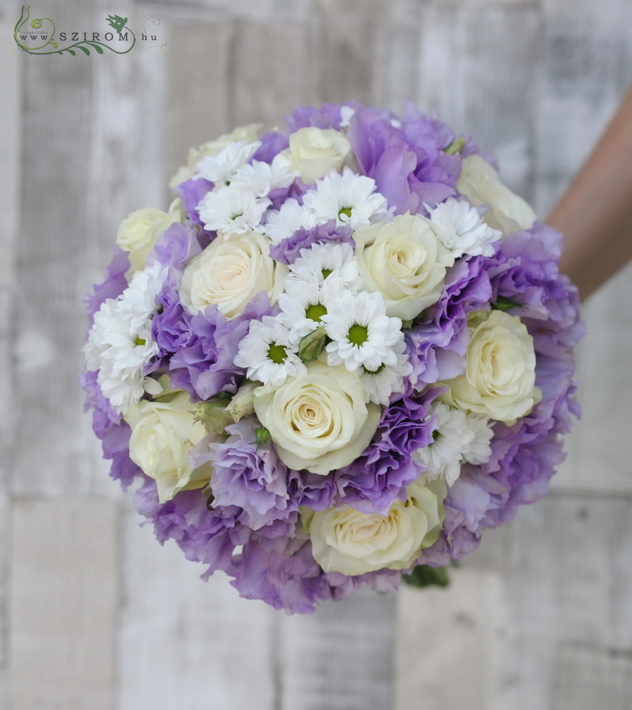 Menyasszonyi csokor világos lila liziantusszal, fehér santinivel, rózsával