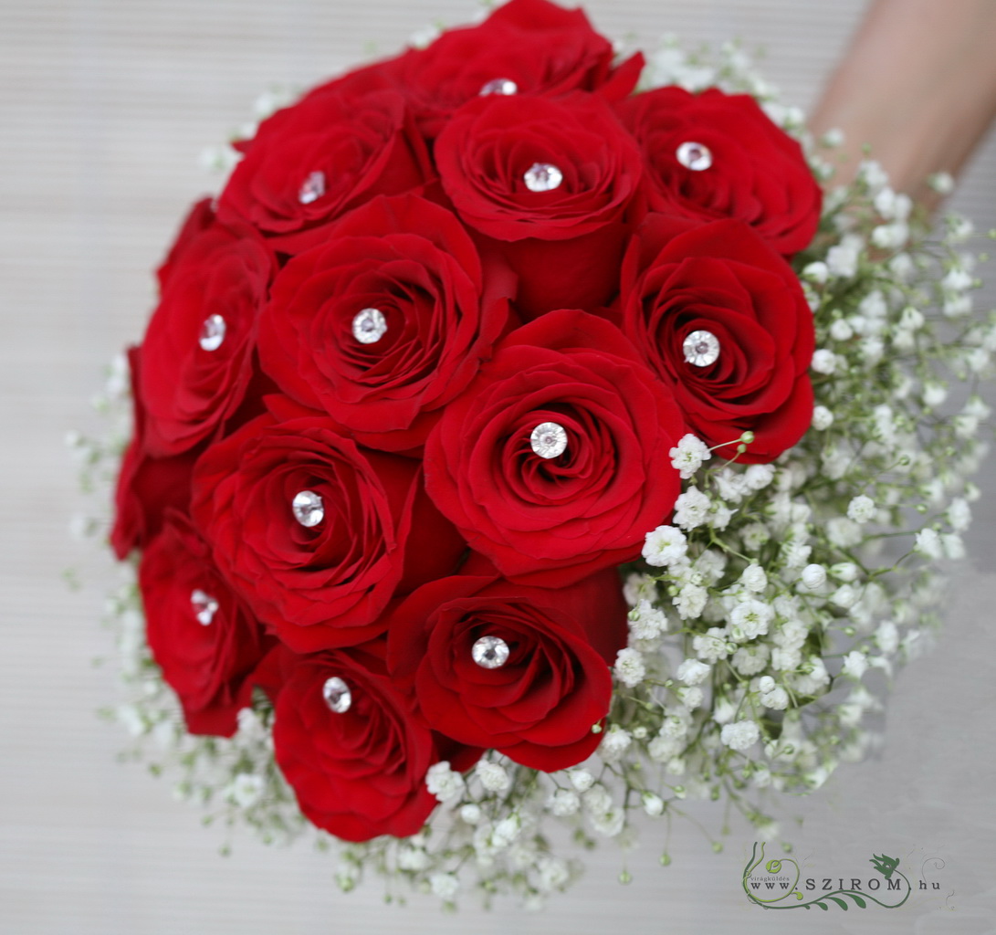 Menyasszonyi csokor vörös rózsával, rezgővel