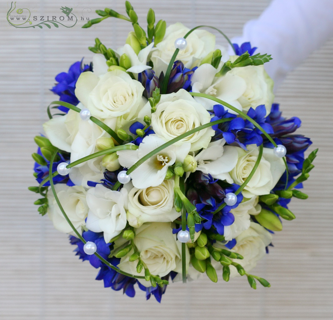 Menyasszonyi csokor kék enciánnal  (rózsa, frézia, fehér, kék)