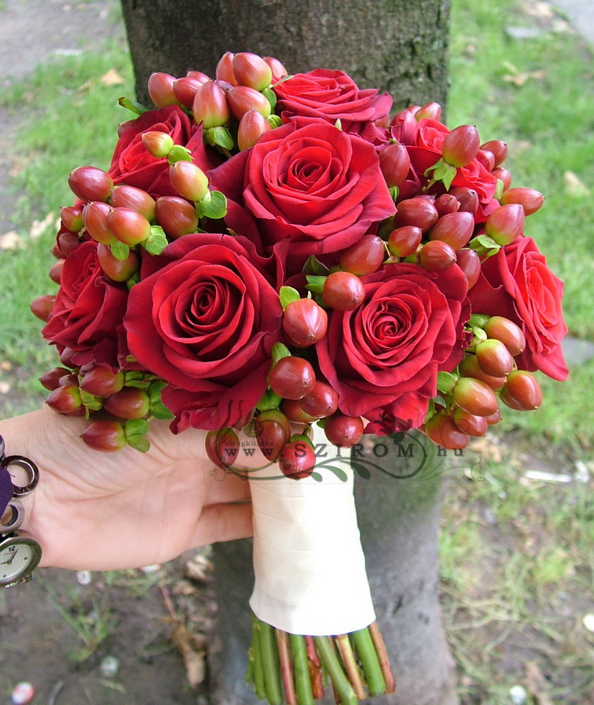 Menyasszonyi csokor rózsából, hyperikummal (vörös)
