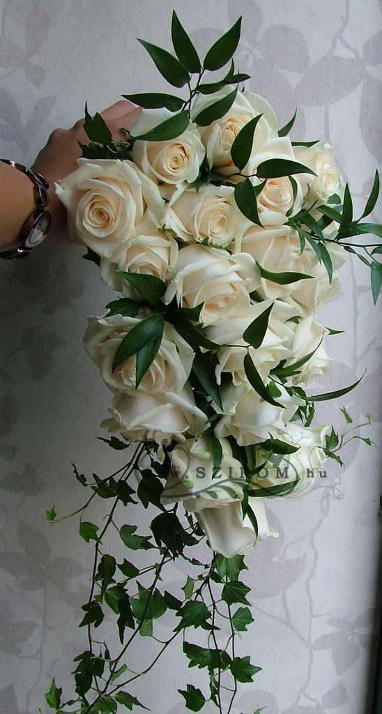 Menyasszonyi csokor csepp alakú, rózsából (krém)