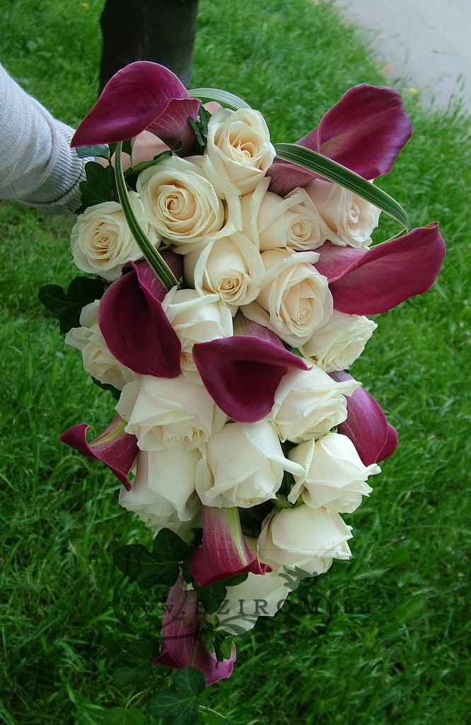 Menyasszonyi csokor, csepp alak, lila kála és fehér rózsa