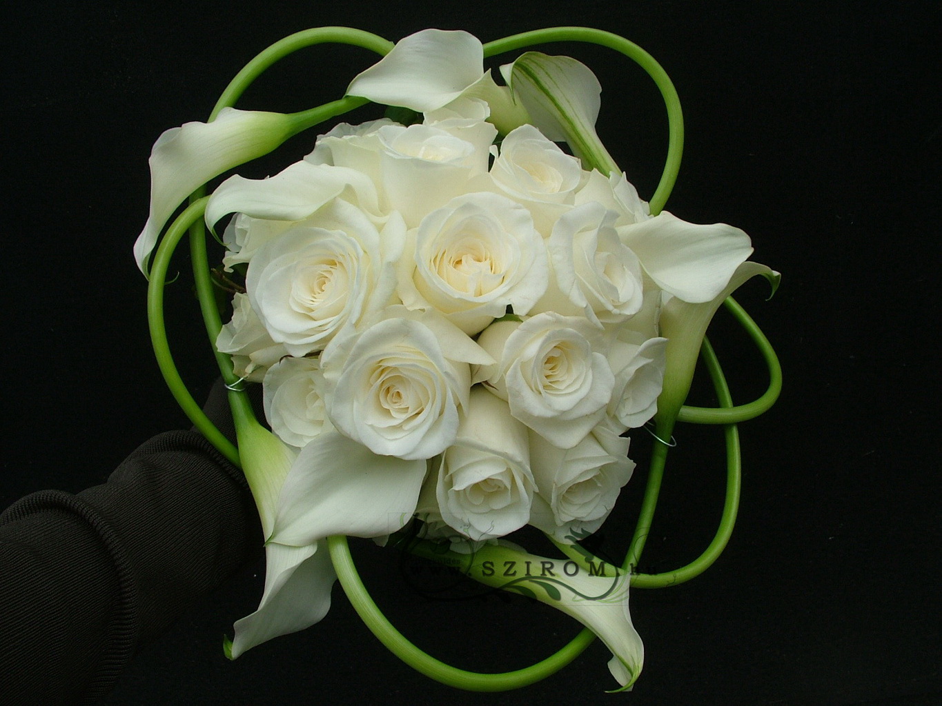 Menyaszonyi csokor kálával és rózsával (fehér)