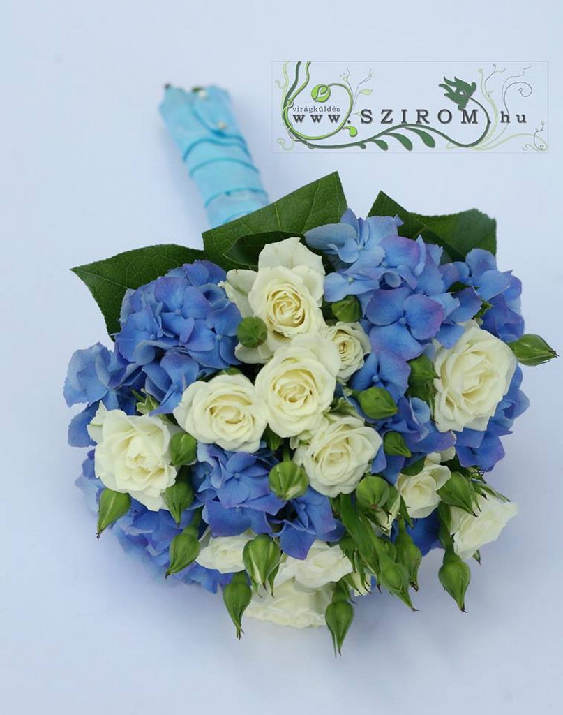 Menyasszonyi csokor kék hortenziával, fehér bokros rózsával (kék, fehér)