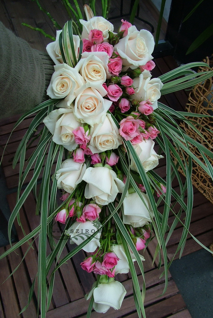 Menyasszonyi csokor rózsából, bokros rózsából, leomló (fehér, rózsaszín)