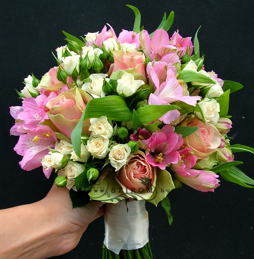 Menyasszonyi csokor rózsából, mini rózsából, alstromériával (rózsaszín, fehér)