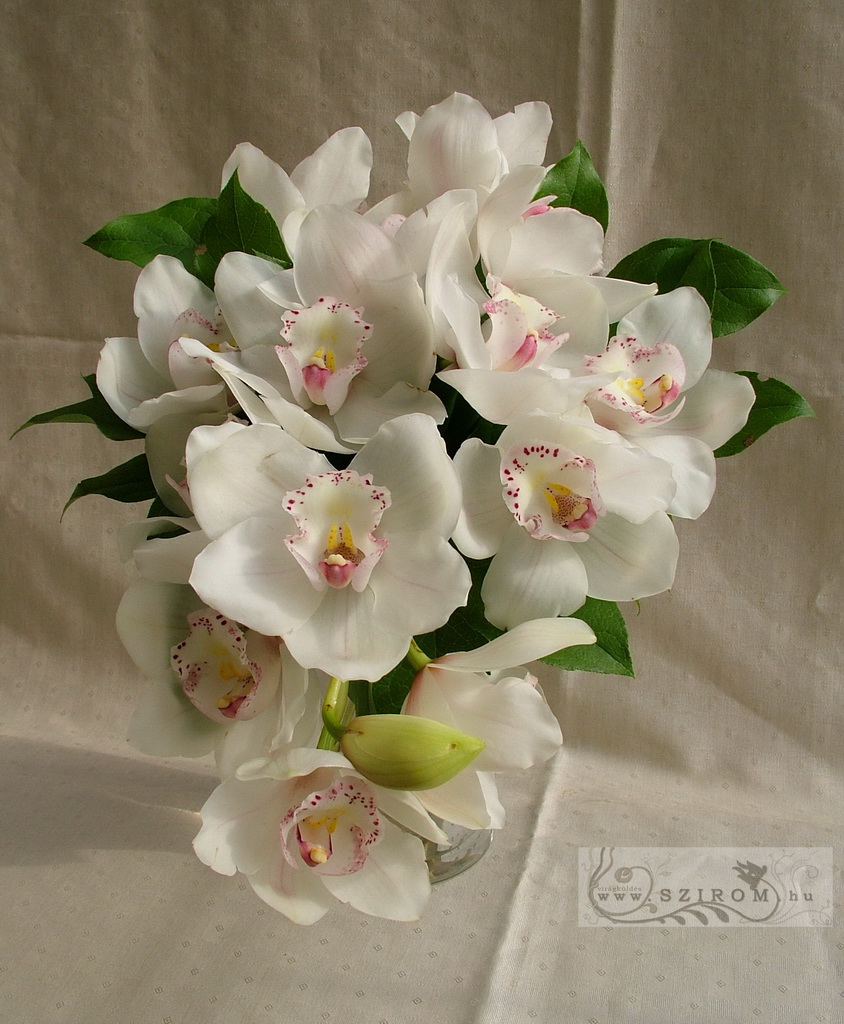 Virágküldés Budapest - Menyasszonyi csokor csepp alak, orchideával (fehér)
