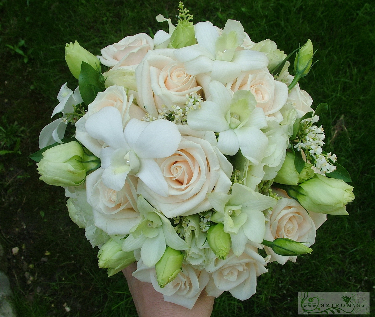 Menyasszonyi csokor krém rózsából, orchideával (fehér)
