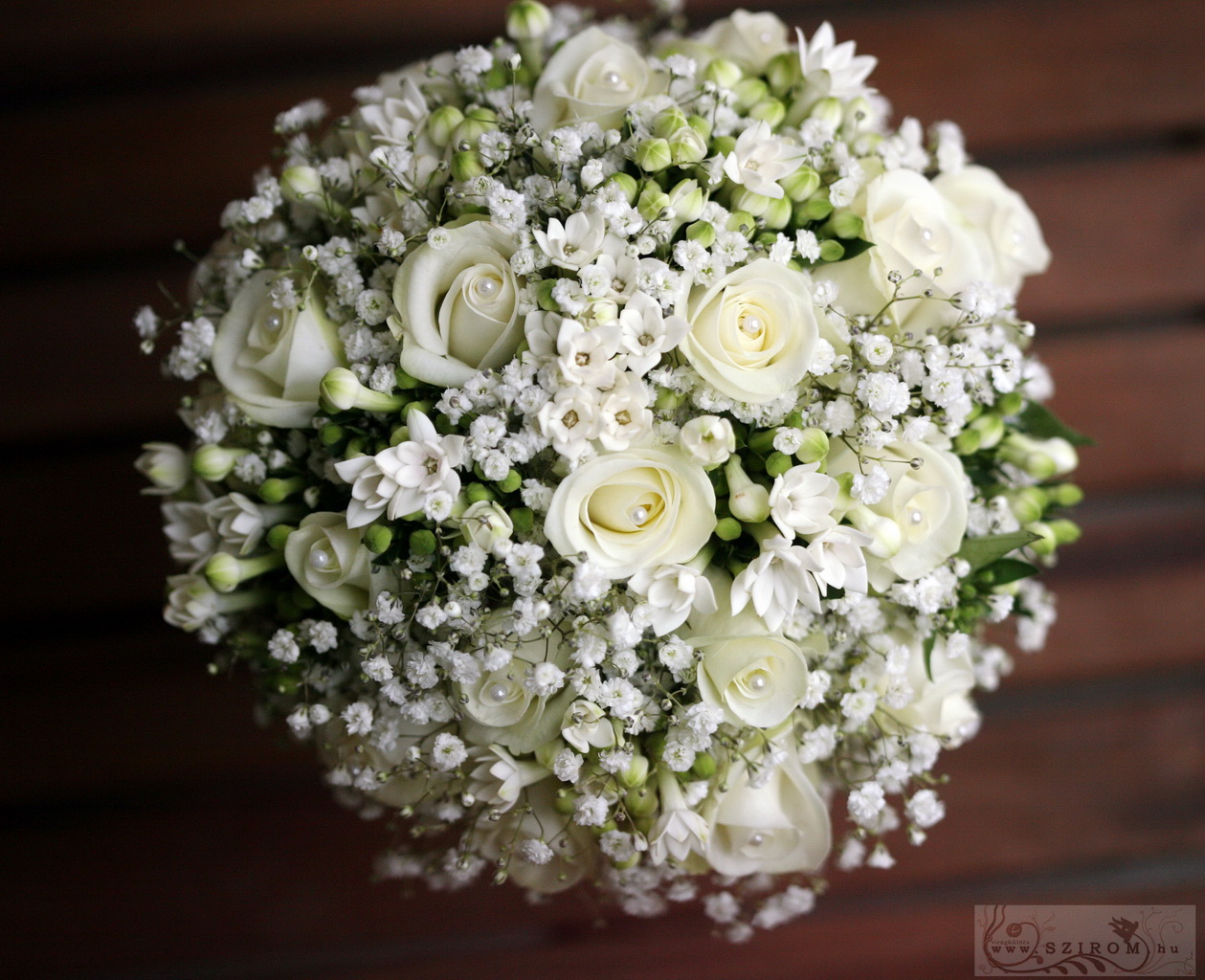 Menyasszonyi csokor rózsából, apró virágokkal (rezgő, bouvardia,fehér)