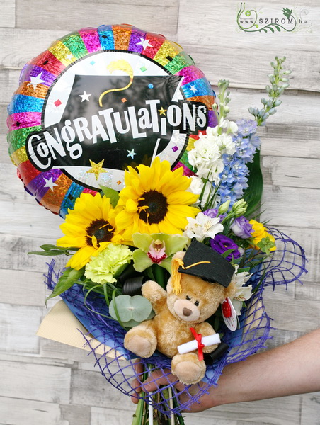 Blumenlieferung nach Budapest - Graduierung Blumenstrauß mit Ballon und Teddy (9 Stiele)