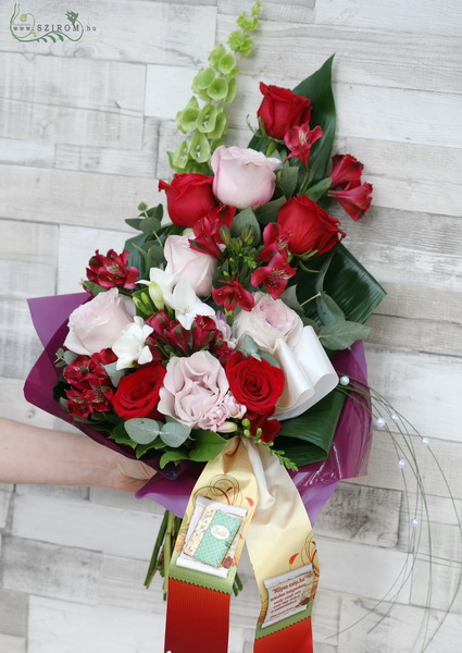 Blumenlieferung nach Budapest - Graduation Blumenstrauß mit roten Rosen (17 Stämme)