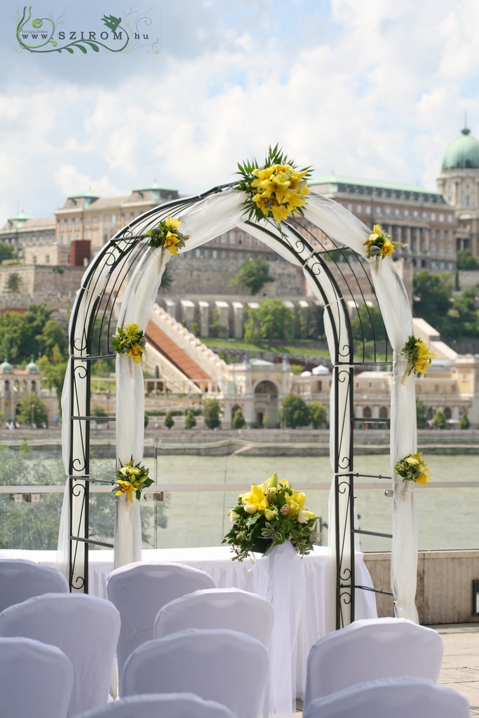 flower delivery Budapest - Wedding gate, Marriott Hotel balcony (yellow lilies, orchids)