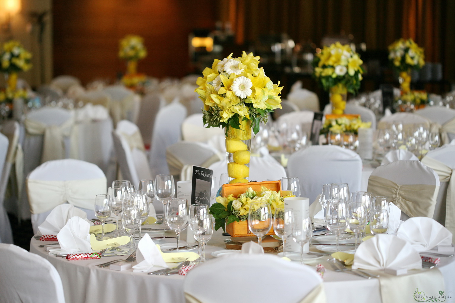 Virágküldés Budapest - Magas vázás dísz, könyv és ládikó sárga dekorral, Marriott Hotel (liliom, gerbera, kardvirág), esküvő
