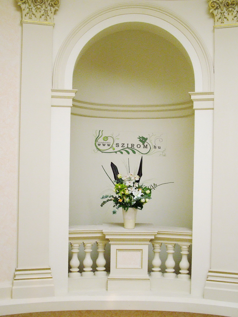 Virágküldés Budapest - Virág díszítés szoborfülkében (fehér, zöld), Ybl palota, esküvő