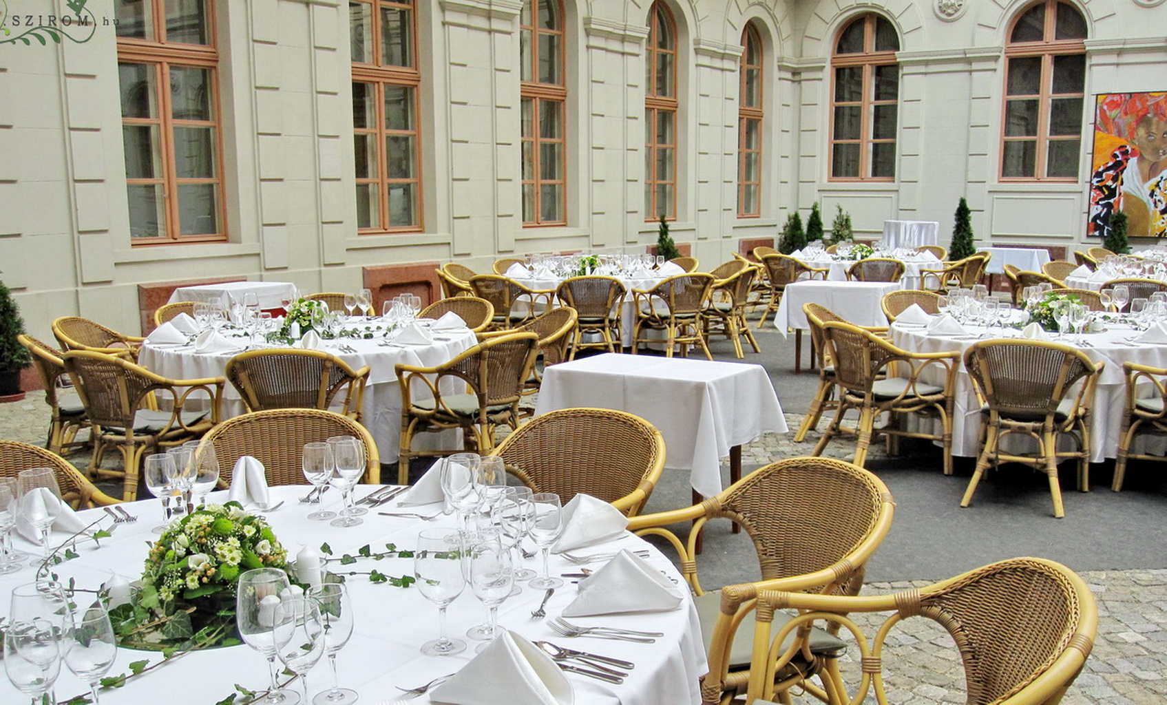 Virágküldés Budapest - Virág dekoráció (zöld, krém) , Ybl palota, esküvő