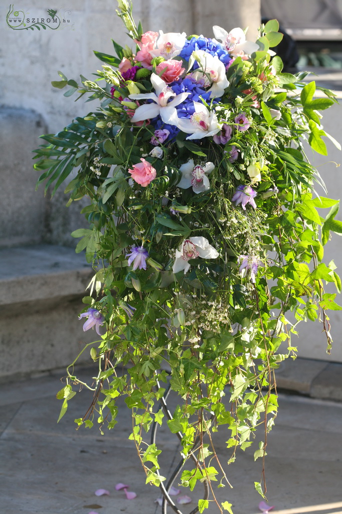 Virágküldés Budapest - Halászbástya, virág dekoráció, álló dísz, (orchidea, hortenzia, golgota, lila), esküvő