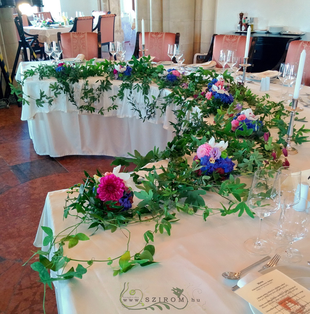 Virágküldés Budapest - Halászbástya étterem, virág dekoráció, asztaldísz (lila, kék, golgota, dália, hortenzia), esküvő