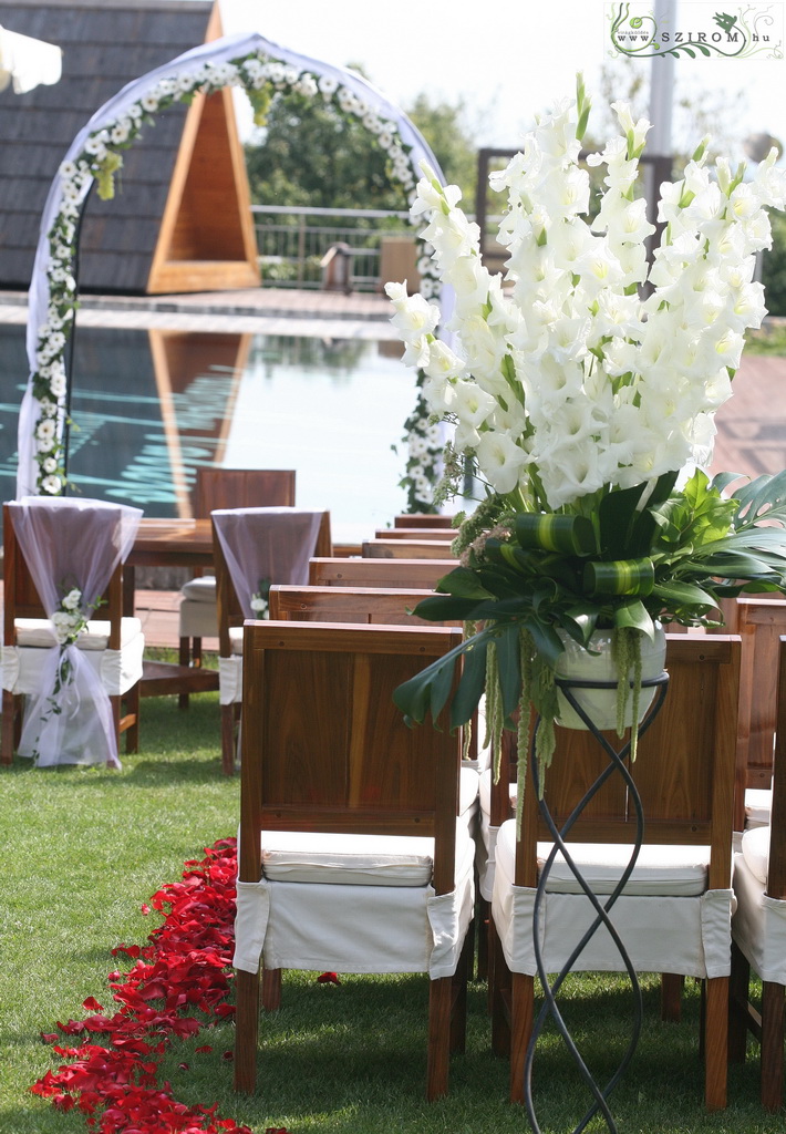 flower delivery Budapest - Haraszthy Vallejo Etyek  vineyards, wedding gate, standing arrangements (white, gladiolus)