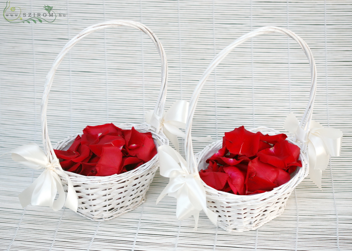flower delivery Budapest - Wedding petals basket red 1pc