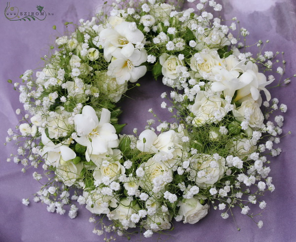 Blumenlieferung nach Budapest - Kleiner Urnenkranz aus Freesien, kleine Rosen (27 cm)