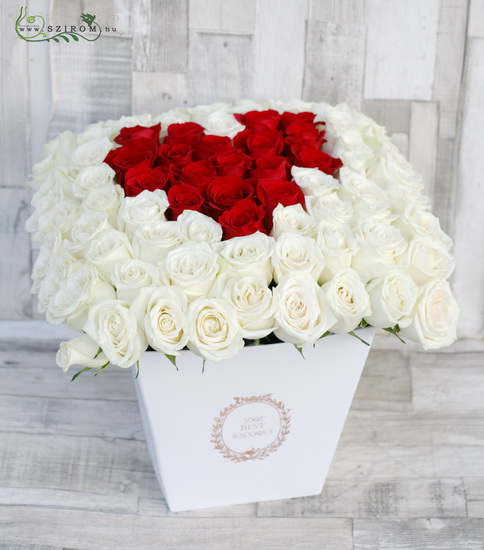 Blumenlieferung nach Budapest - Blumenkasten mit 90 weißen Rosen mit roten Herz