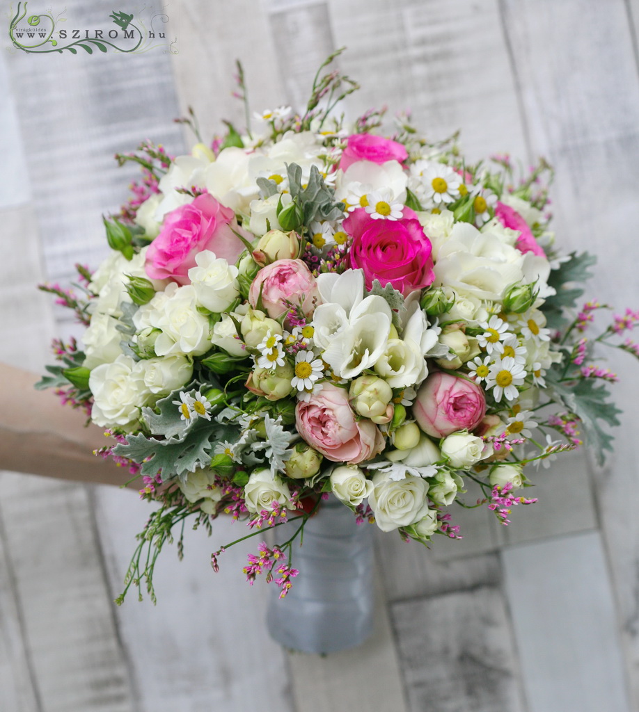 Menyasszonyi csokor (rózsa, bokros rózsa, angol rózsa mezei virágokkal, fehér, rózsaszín)
