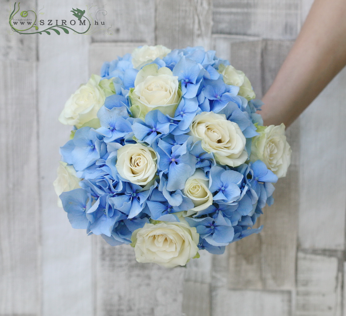 Menyasszonyi csokor hortenziával, rózsával (kék, fehér)