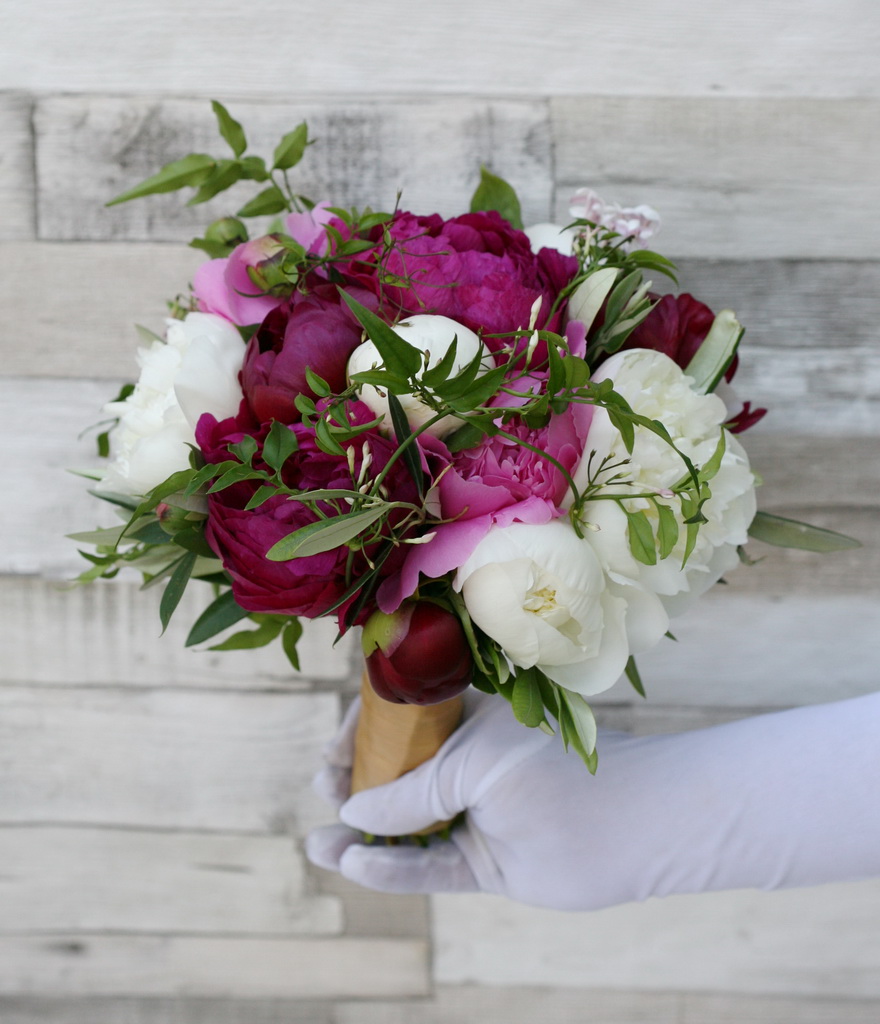 flower delivery Budapest - Bridal bouquet with peonies and jasmine tendril (pink, white)