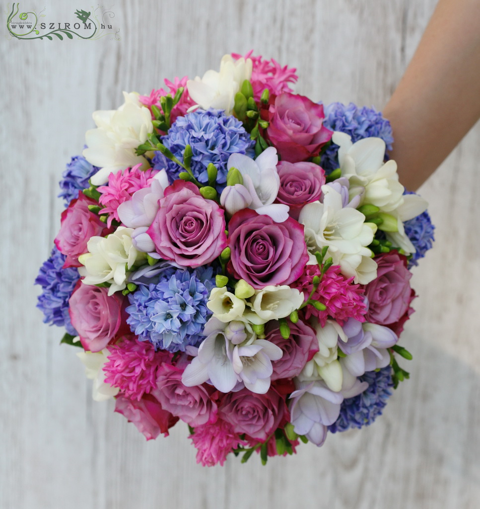 menyasszonyi csokor rózsával, jácinttal, fréziával (kék, fehér, lila, rózsaszín)