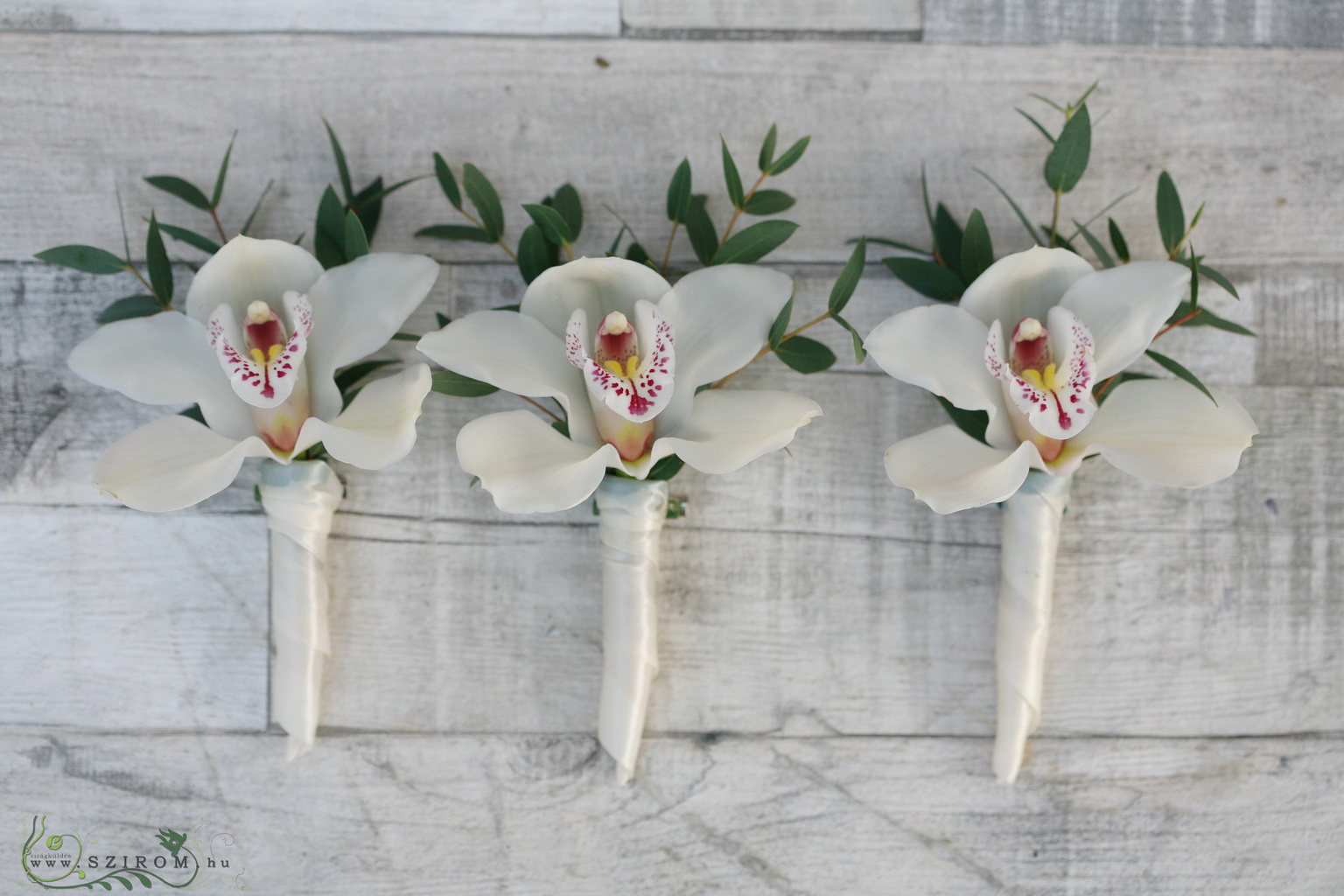 Virágküldés Budapest - Vőlegény kitűző orchideából (fehér) 1 db