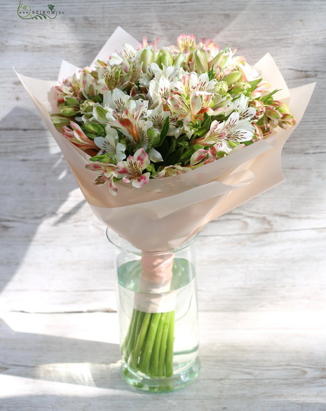 Blumenlieferung nach Budapest - Rund Strauß mit 20 Roza und Weiße Alstromerien, mit Vase