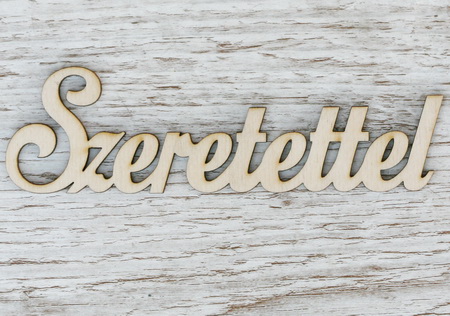 Virágküldés Budapest - Szeretettel fa felirat (15cm)