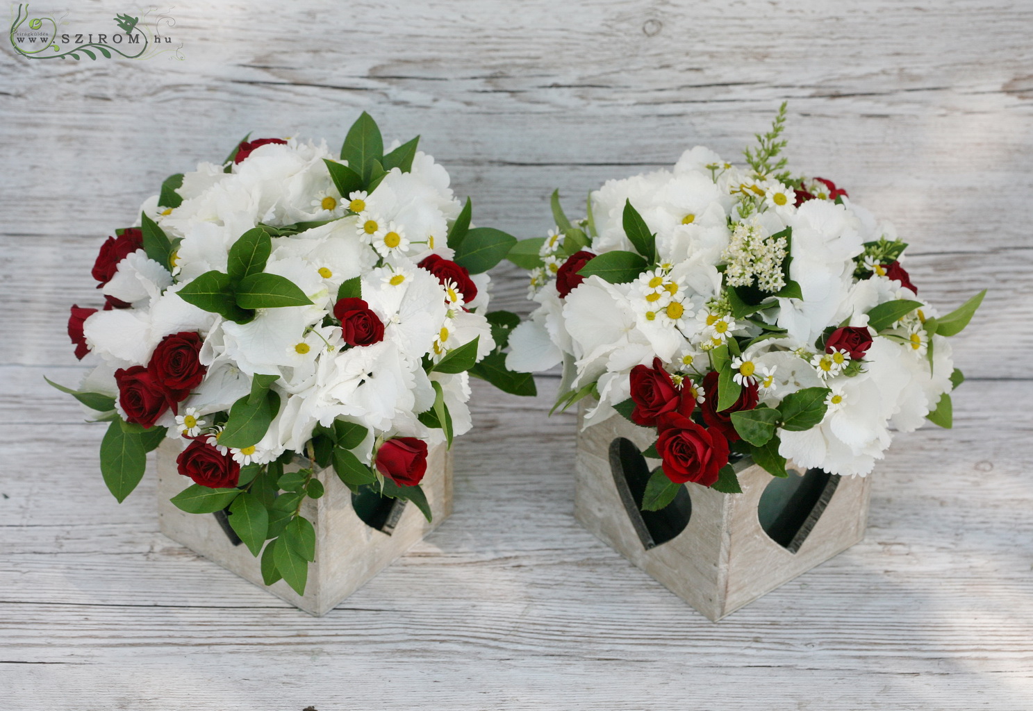 Blumenlieferung nach Budapest - Blumenarrangement in einer Holzkiste 1 db (Hortensie, Sprayrose, Kamille, Weiß, Rot)