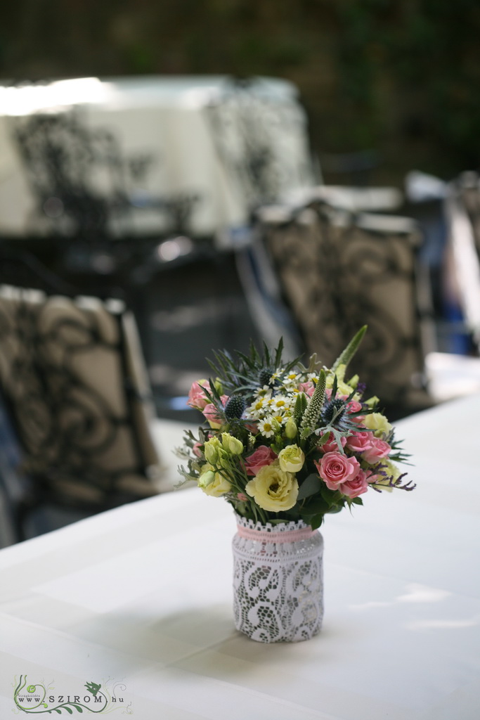Virágküldés Budapest - Romantikus asztaldísz mezei virágokkal, Pavillon de Paris Budapest (liziantusz, bokros rózsa, eringium, veronika, kamilla, rózsaszín, krém), esküvő