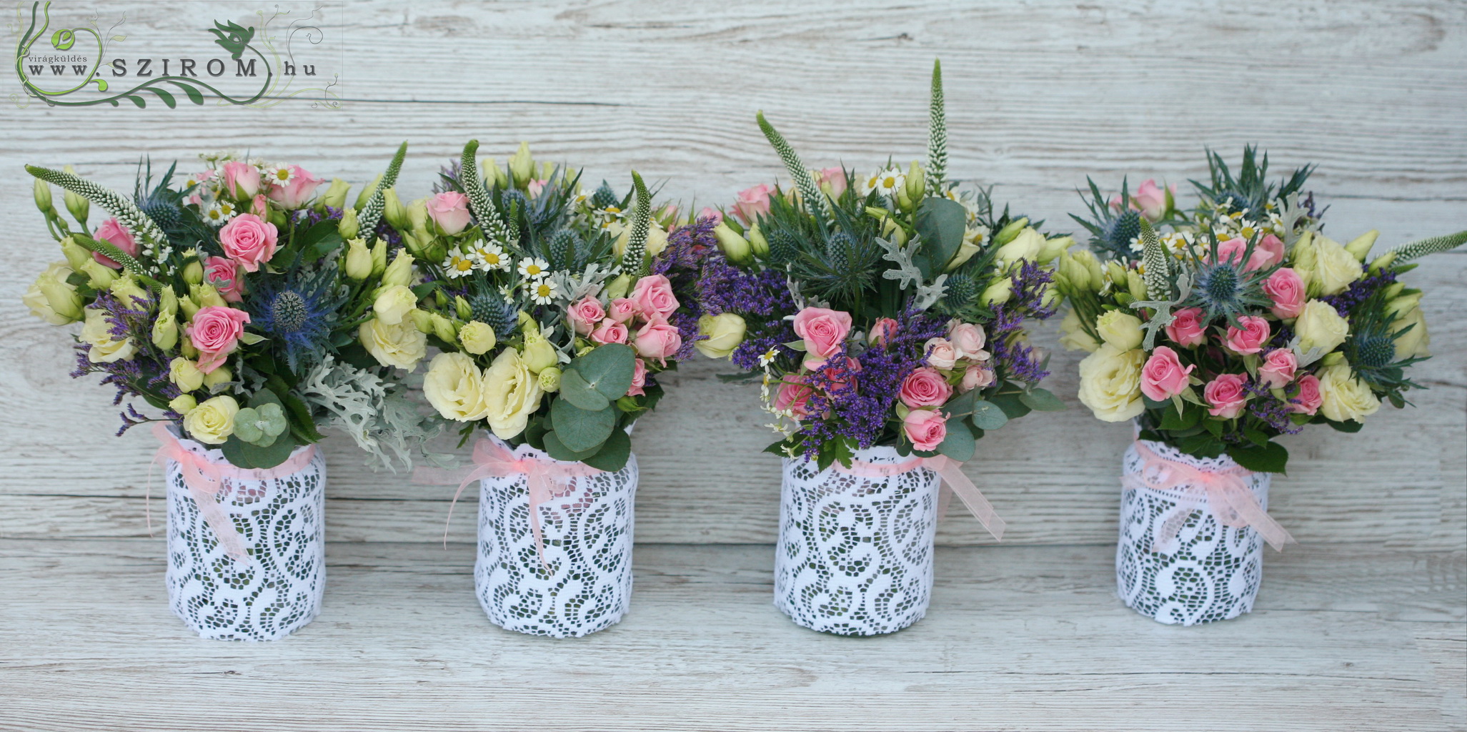 Blumenlieferung nach Budapest - Romantische Tischdekoration mit Feldblumen 1 st (Lisianthus, Sprayrosen, Eryngium, Veronica, Kamille, Rosa, Creme) Pavillon de Paris Budapest