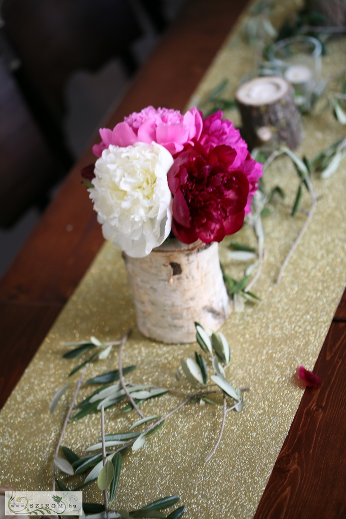 Blumenlieferung nach Budapest - Blumenarrangement in einem Trottel mit Pfingstrosenund Ölzweig (rosa, rot, weiß) Semmi Extra, Budapest